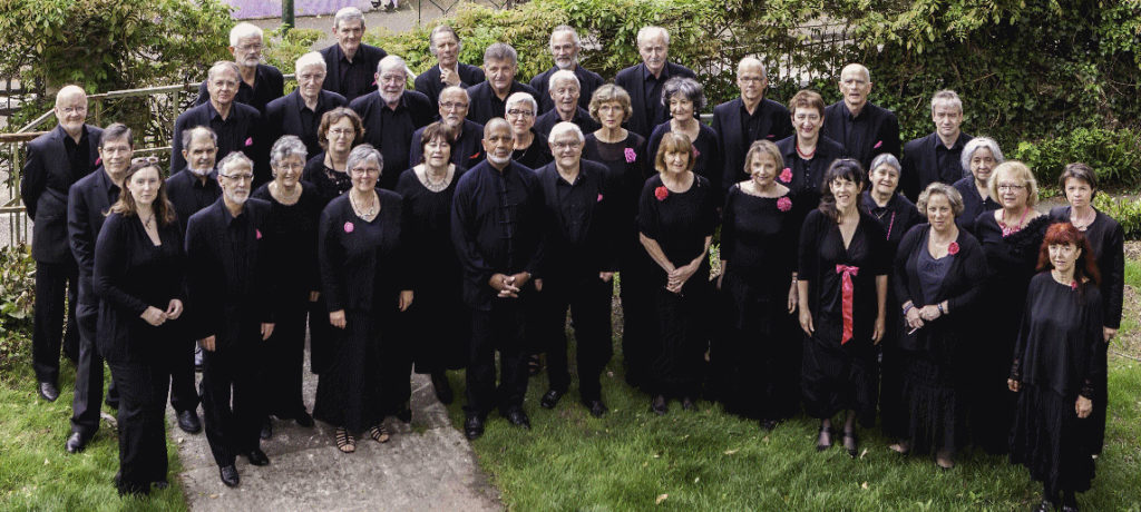 50 choristes du Groupe Vocal Jef LE PENVEN et le chef de choeur